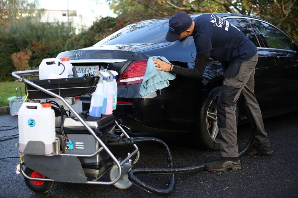 Un professionnel effectuant un lavage voiture à domicile à Casablanca